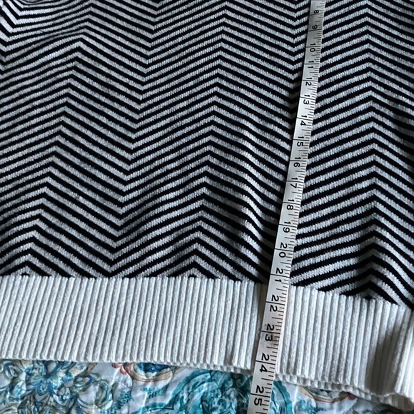 Chevron Patterned Crew Neck Sweater - Picture 6 of 11